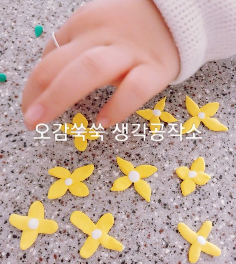 아기 손과 뇌의 발달 활동 사진