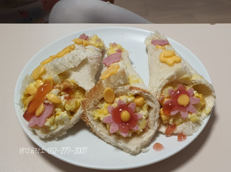 엄마, 드세요! 🥰 사랑 듬뿍 롤샌드위치 꽃다발 만들기 활동 사진 2