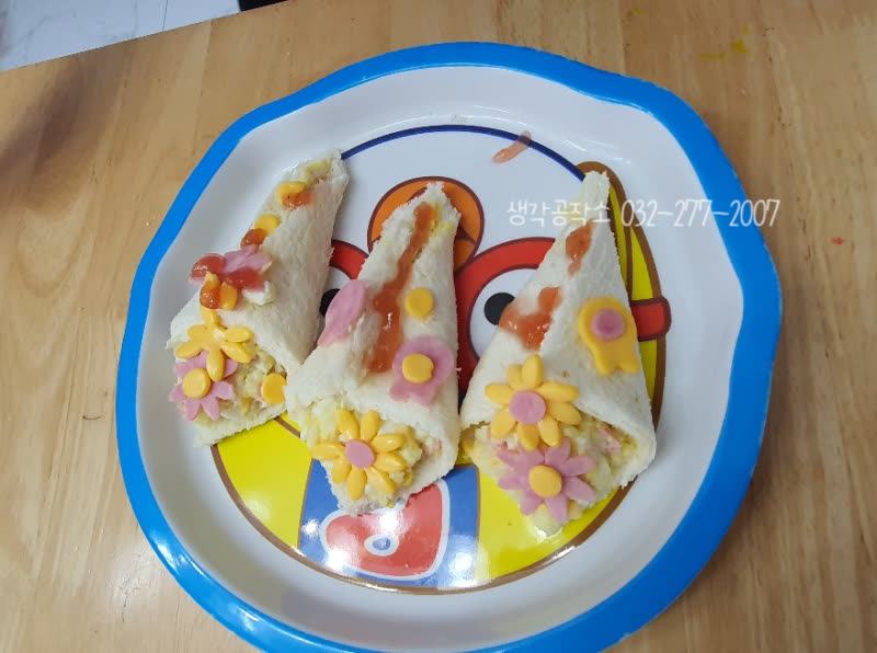 엄마, 드세요! 🥰 사랑 듬뿍 롤샌드위치 꽃다발 만들기 활동 사진 2