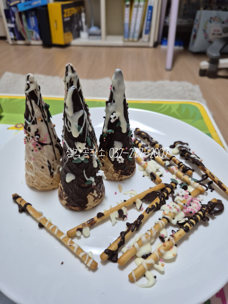 달콤한 크리스마스! 아이들이 직접 만든 먹는 아이스크림 콘 트리1🎄 활동 사진 3